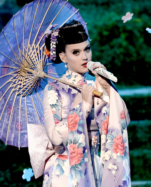 Katie Perry criticata per essersi vestita da Geisha in un concerto.png